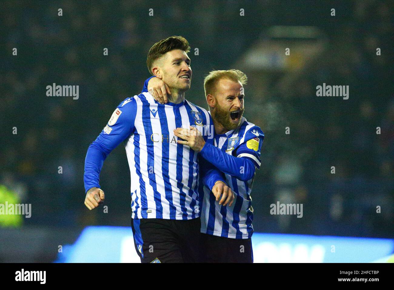 Hillsborough, Sheffield, England -15th. Januar 2022 Josh Windass (11) aus Sheffield Mittwoch punktet um 4 - 2 und wird von Barry Bannan während des Spiels gratuliert Sheffield Mittwoch gegen Plymouth Argyle, Sky Bet League One, 2021/22, Hillsborough, Sheffield, England - 15th. Januar 2022 Kredit: Arthur Haigh/WhiteRoseFotos/Alamy Live News Stockfoto