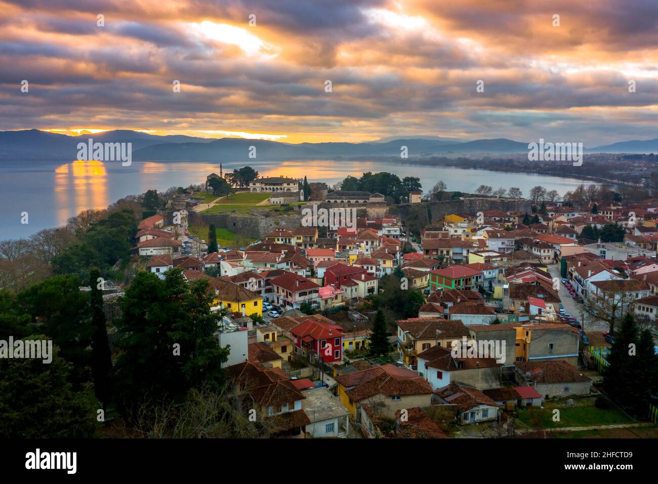 Luftaufnahme der Stadt Ioannina in Griechenland, Aslan Pasha Tzami, dem See mit der Insel Kyra Frosini oder nissaki. Stockfoto