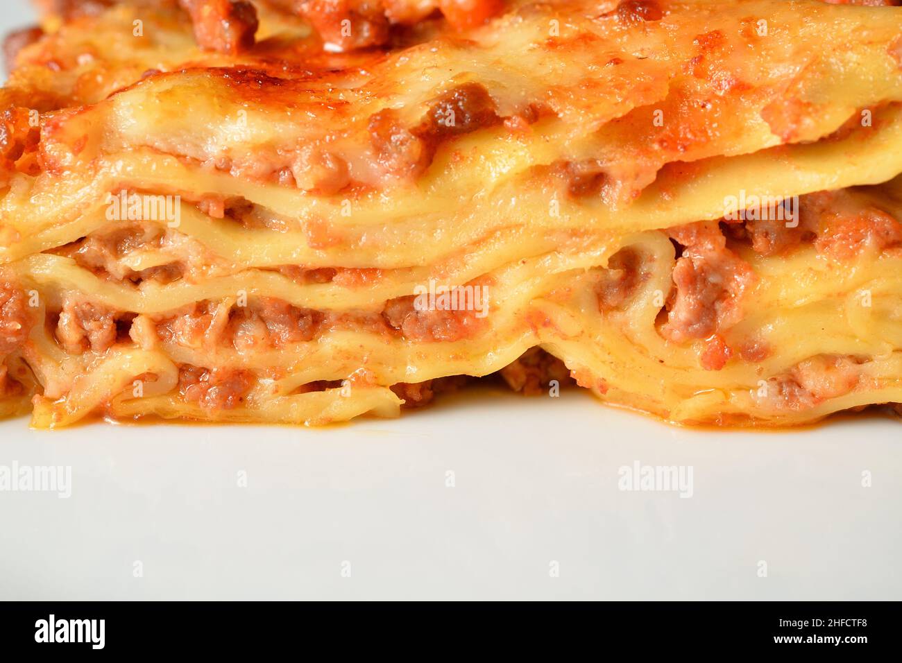 Traditionelle hausgemachte italienische Lasagne mit ragù Bolognese und Béchamel-Sauce. Sechs Schichten. Nahaufnahme des Hintergrunds. Stockfoto