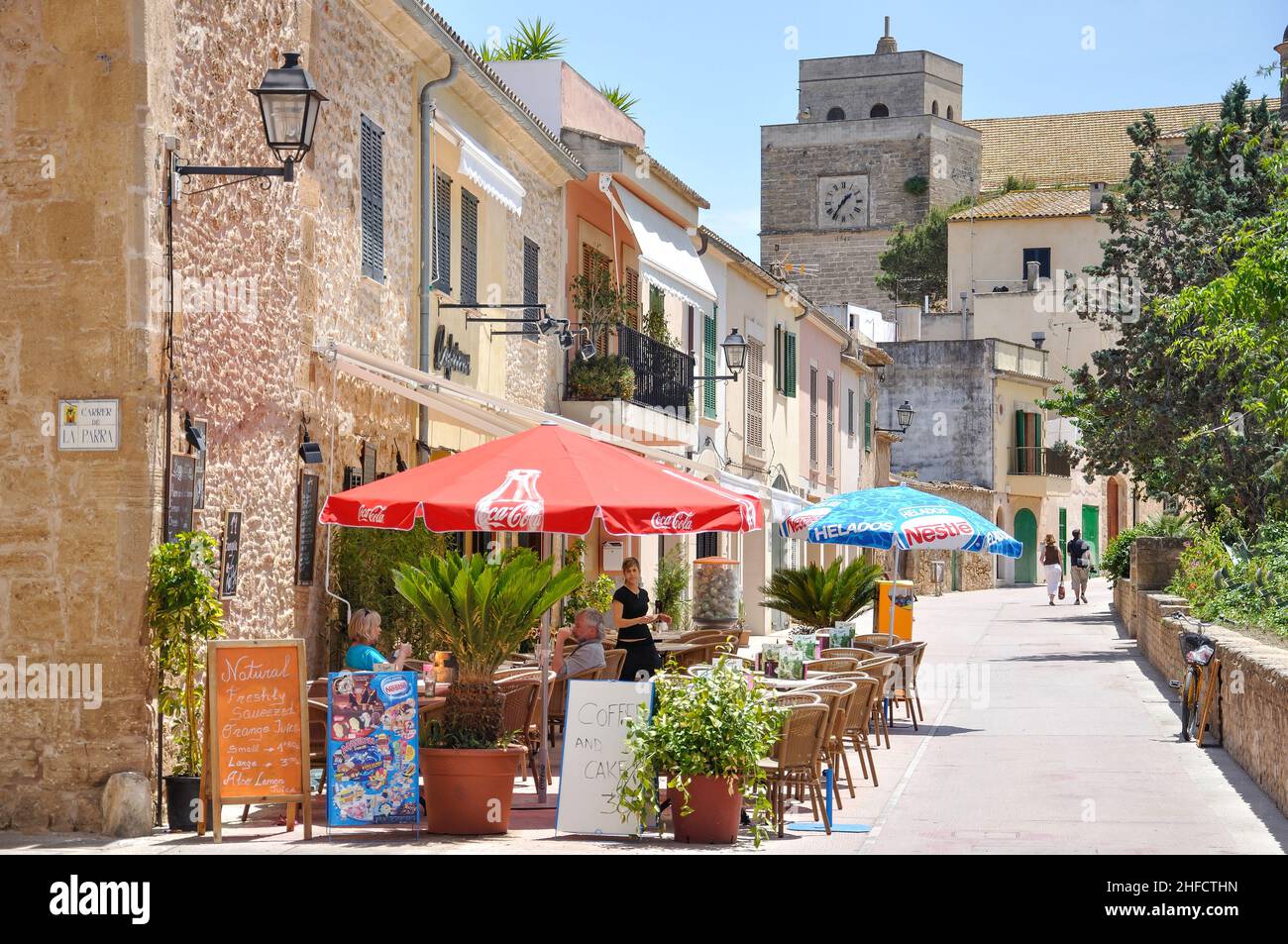Straßencafé, Altstadt, Alcudia, Gemeinde Alcudia, Mallorca (Mallorca), Balearen, Spanien Stockfoto