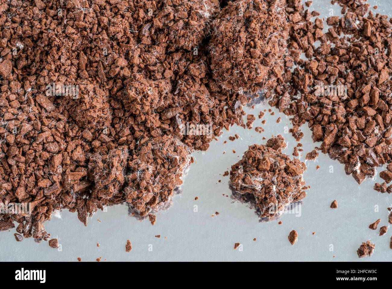 instant-Kaffee, Hintergrund mit granulierten Instant-Kaffeesatz durch  Schimmel verdorben. Ungesunde faule Lebensmittel-und Getrnkekonzept wegen  Schimmel oder Formen w Stockfotografie - Alamy