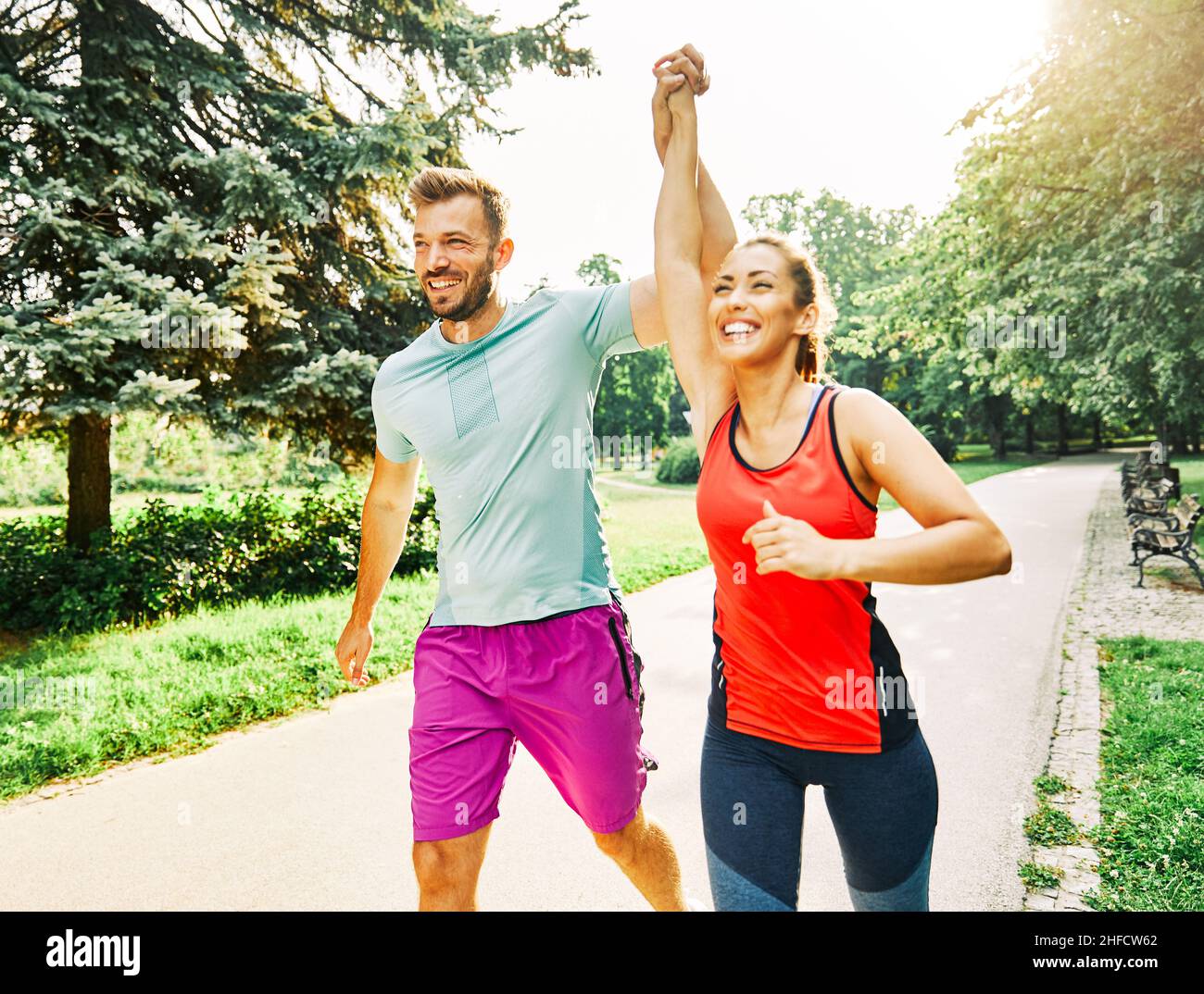 Porträt eines jungen Paares, das im Freien in einem Park läuft und trainiert Stockfoto