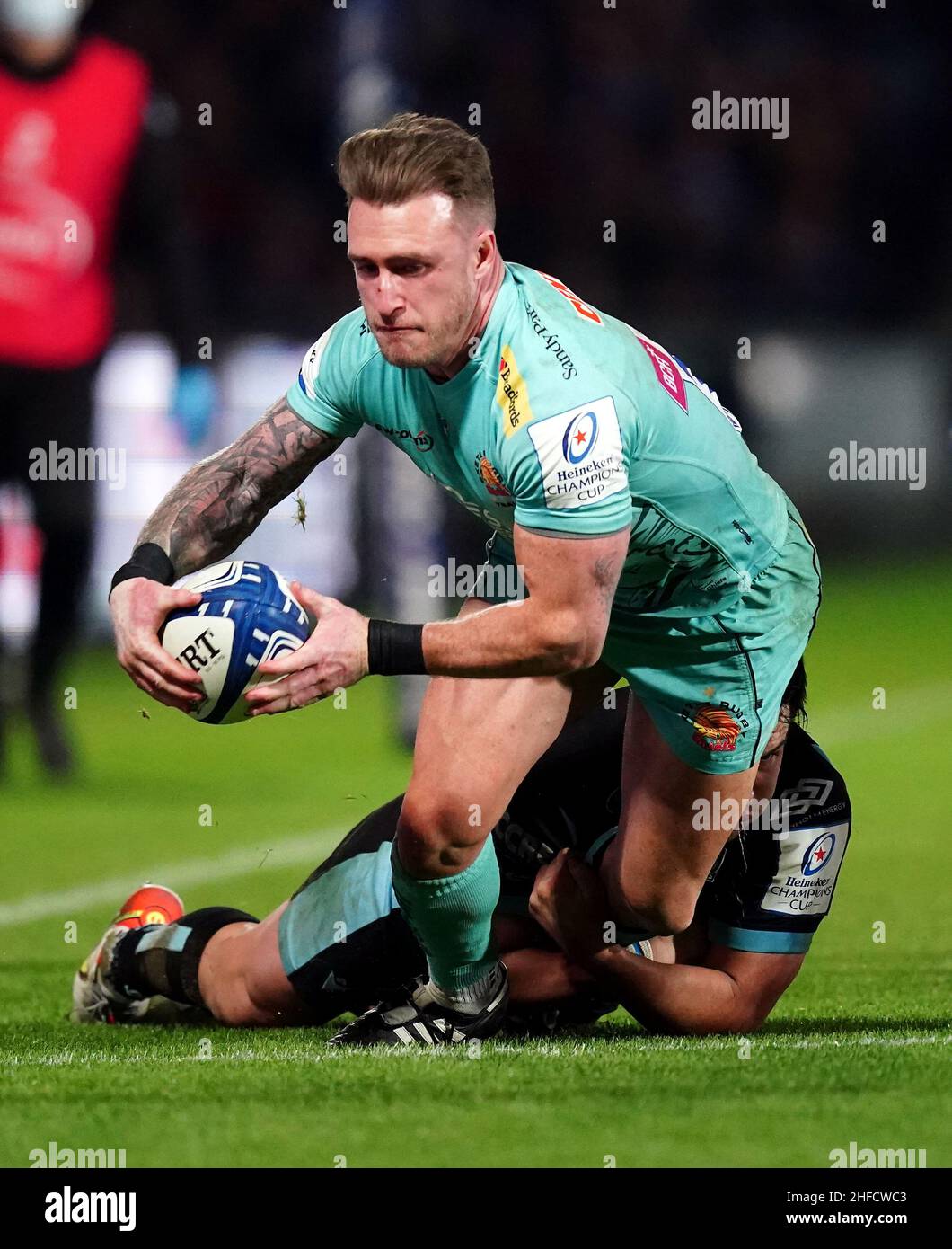 Exeter Chiefs Stuart Hogg wird von den Glasgow Warriors Sam Johnson während des Heineken Champions Cup angegangen, um ein Spiel im Sandy Park, Exeter, zu bündeln. Bilddatum: Samstag, 15. Januar 2022. Stockfoto