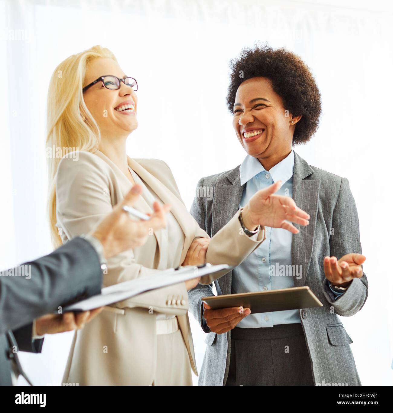 Junge Geschäftsleute treffen Büro Teamarbeit Gruppe Erfolg Unternehmensgespräch Stockfoto