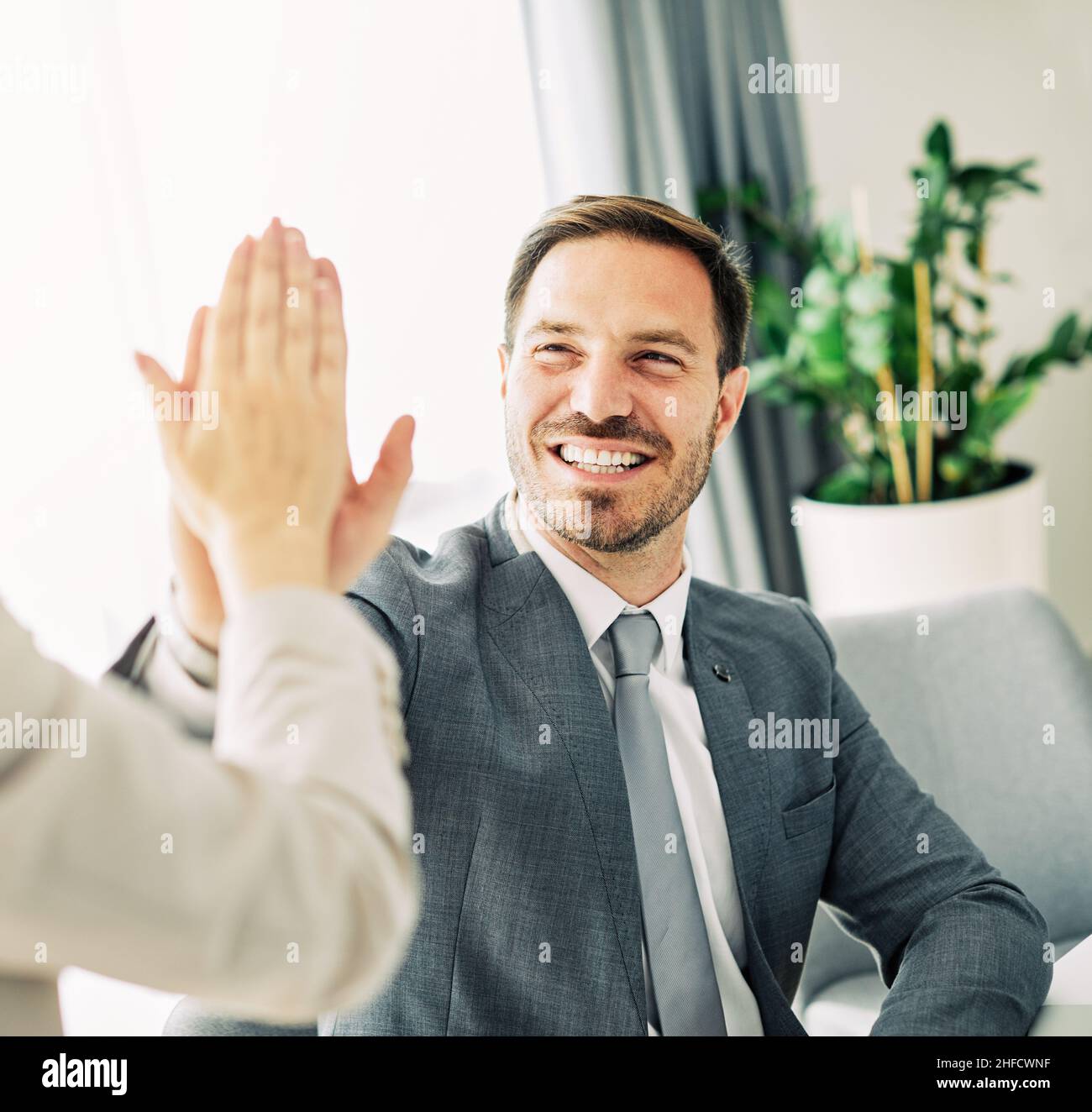 Geschäftsmann Mann männlich Erfolg junge Business-Team hoch fünf unterstützen Einheit feiern mir fünf Büro Stockfoto