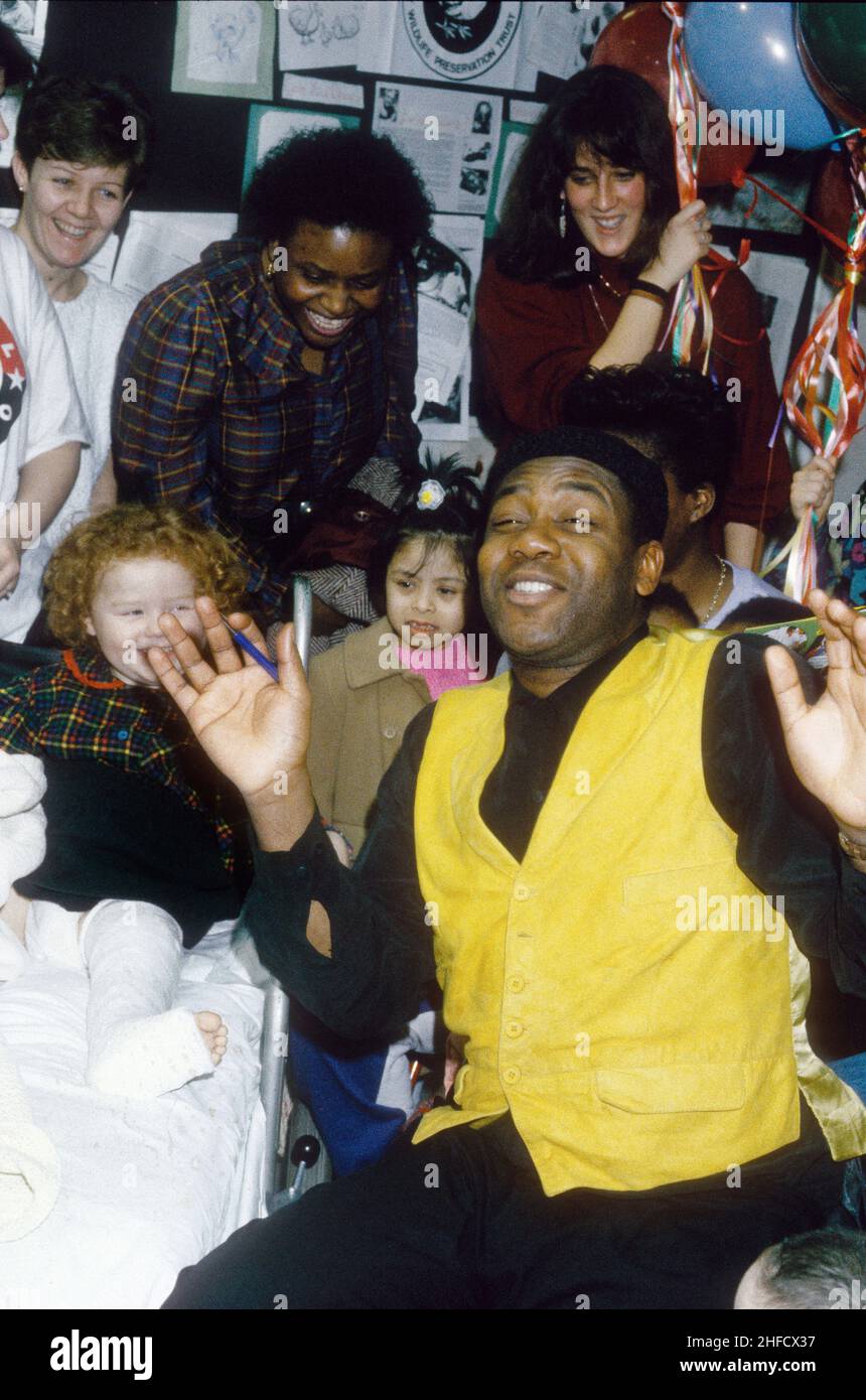 Der britische Comedy-Schauspieler Lenny Henry unterhält Kinder im Westminster Childrens Hospital in London 1990 Stockfoto