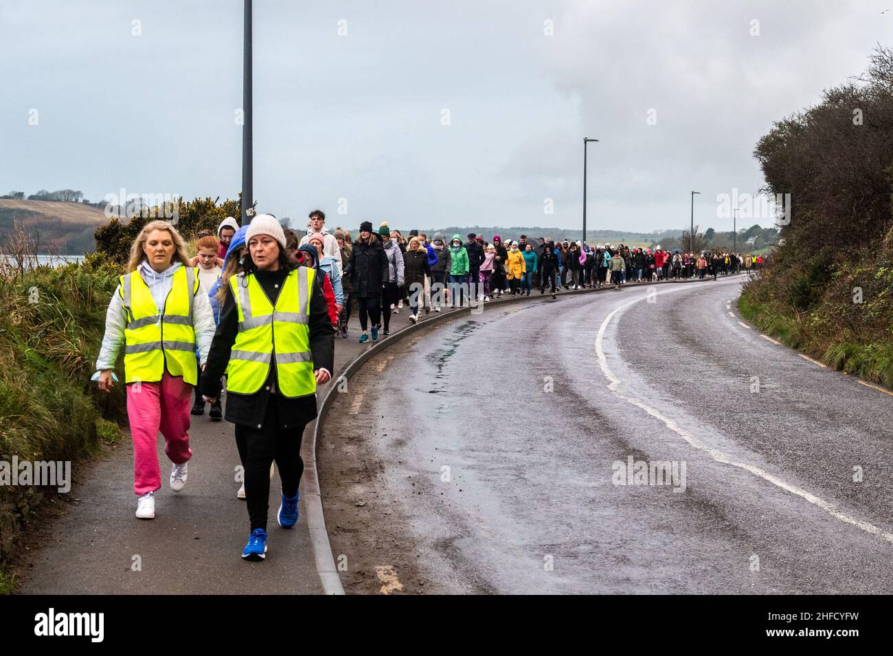 Kinsale, West Cork, Irland. 15th Januar 2022. Etwa 400 Menschen versammelten sich heute Nachmittag in Kinsale, um eine Mahnwache und einen Spaziergang in Erinnerung an Ashling Murphy abzuhalten. Frau Murphy wurde am Mittwochnachmittag am Ufer des Canale Grande, Co. Offaly, tot aufgefunden. Gardai sucht immer noch nach ihrem Mörder, der auf breiter Basis bleibt. Quelle: AG News/Alamy Live News Stockfoto