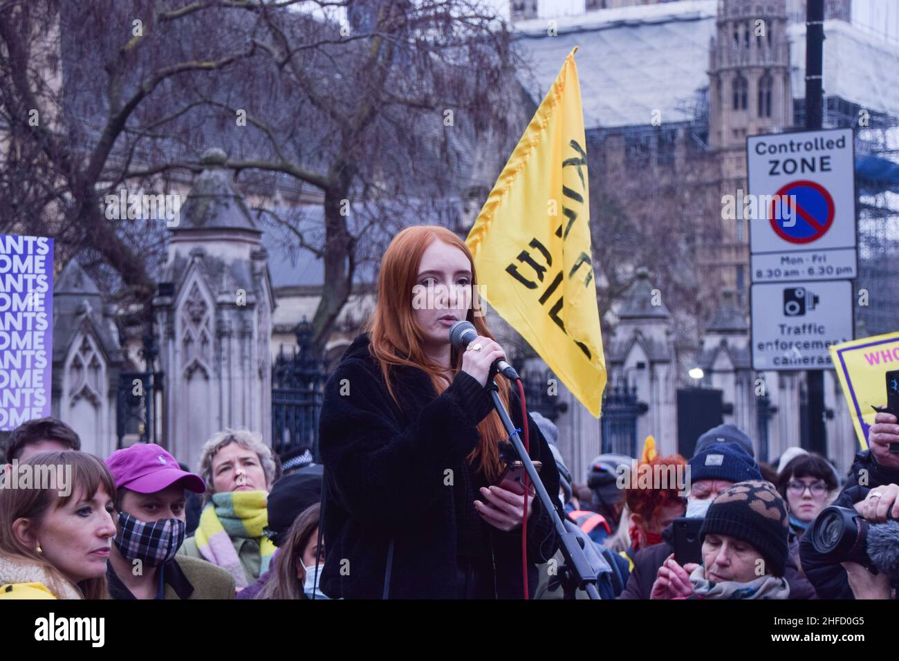 London, Großbritannien 15th. Januar 2022. Die Aktivistin Patsy Stevenson, die bei der Mahnwache Sarah Everard verhaftet wurde, spricht auf dem Parliament Square während des Protestes „Kill the Bill“. Tausende von Menschen marschierten durch das Zentrum Londons, um gegen das Gesetz über Polizei, Verbrechen, Verurteilung und Gerichte zu protestieren, was viele Arten von Protest illegal machen wird. Kredit: Vuk Valcic / Alamy Live Nachrichten Stockfoto