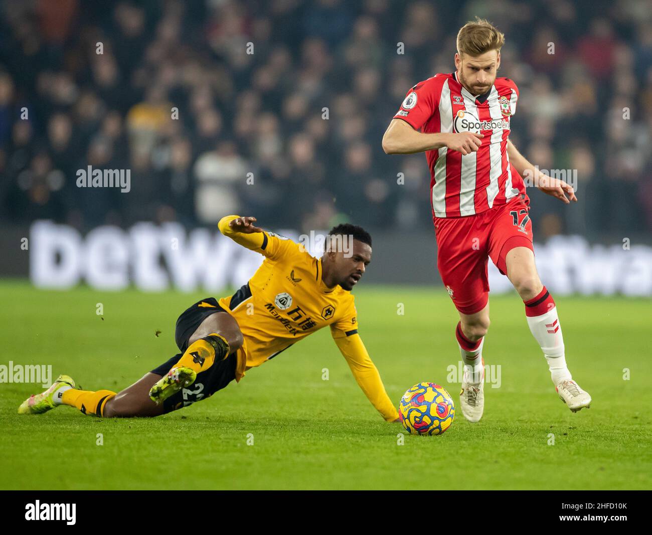 15th. Januar 2022: Molineux Stadium, Wolverhampton, West Midlands, England; Premier League Football, Wolverhampton Wanderers versus Southampton ; Stuart Armstrong von Southampton überspringt die Herausforderung von Cabral Nelson Semedo von Wolverhampton Wanderers Stockfoto