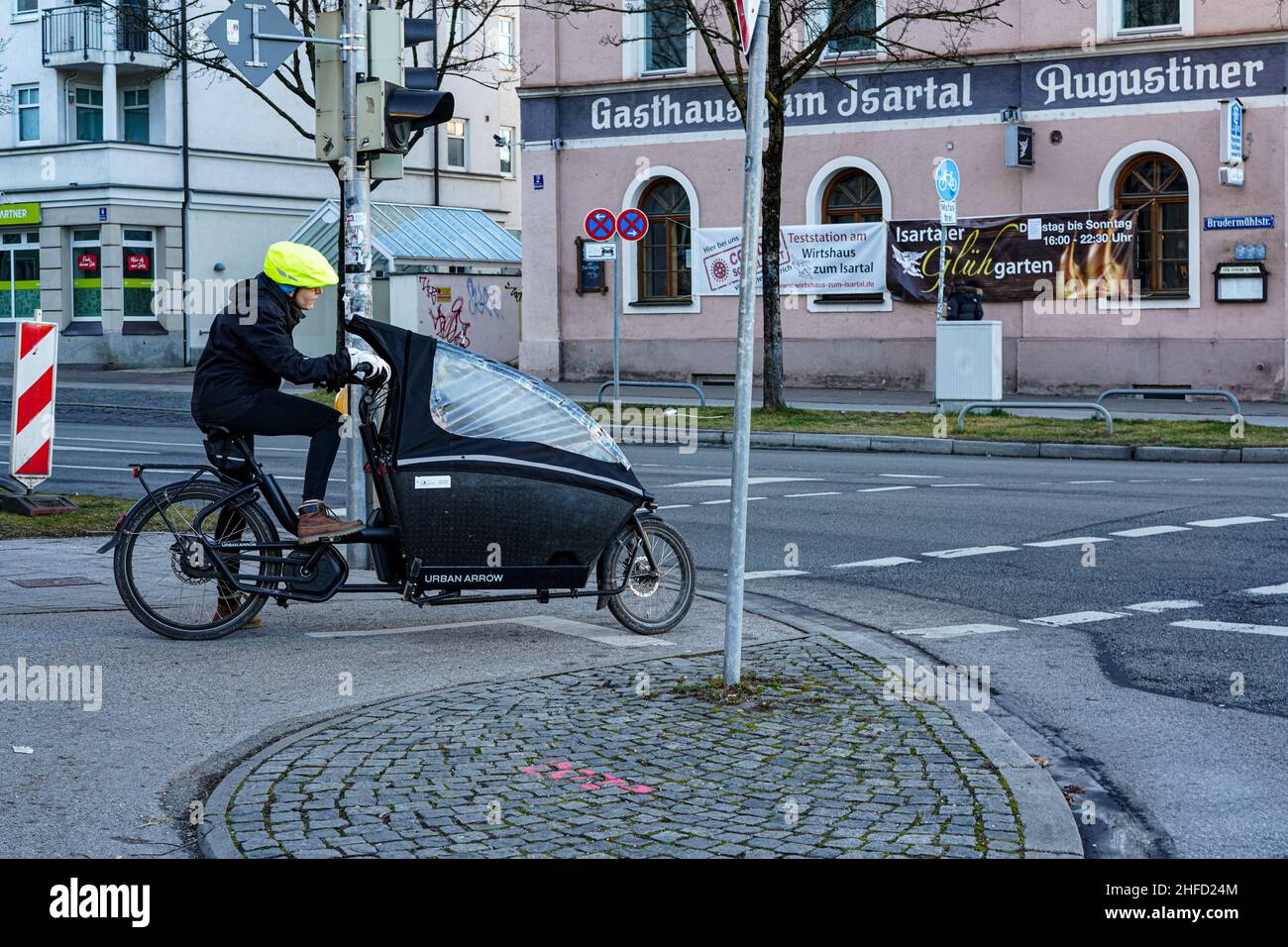 Ein Cargo-Bike der niederländischen Firma Urban Arrow wartet an einer roten Ampel in der Brudermühlstraße in München. Stockfoto