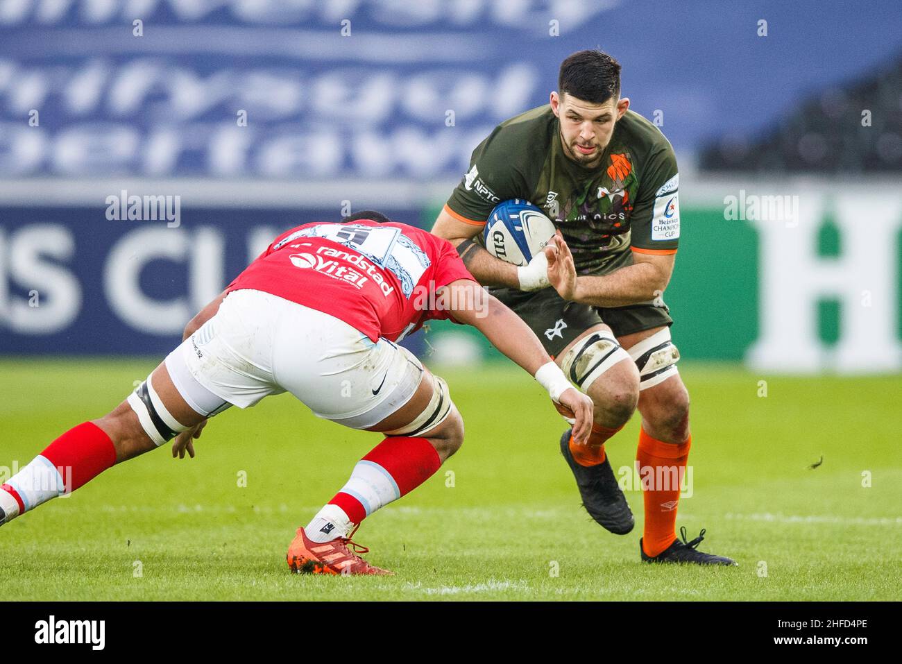 Swansea, Großbritannien. 15. Januar 2022. Ospreys Lock Rhys Davies wird während des Ospreys V Racing 92 EPCR Champions Cup Rugby Match von Racing 92 Lock Boris Palu angegangen. Kredit: Gruffydd Thomas/Alamy Stockfoto