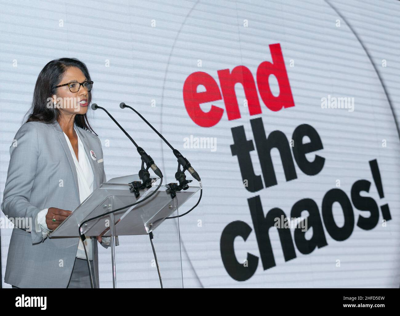 Dover, Großbritannien - 2018. September; die Unternehmerin und Aktivistin Gina Miller zündet ihre Kampagne „Ende des Chaos“ in Dover an Stockfoto