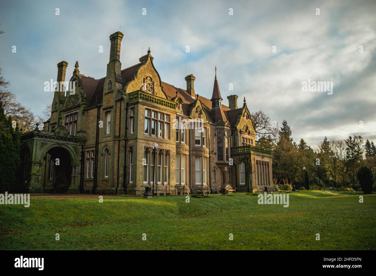 Denzell House, eingebettet in die wunderschöne Umgebung der Denzell Gardens (Devisdale) an einem frühen Wintermorgen mit blauem Himmel. Stockfoto