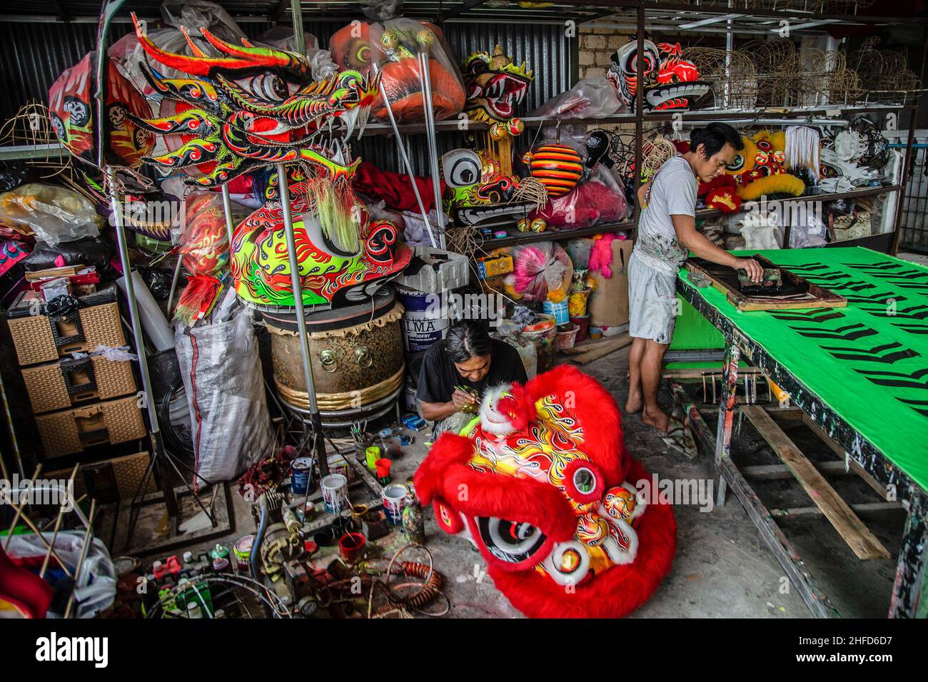 Bogor, Indonesien. 15th Januar 2022. Ein Arbeiter macht ein Löwentanzkostüm. Nach dem chinesischen Neujahr, das nächsten Monat kommt, erhielten diese Industrien viele Aufträge für Löwentanz und Drachen-Kostüme. (Foto: Aditya Saputra/SOPA Images/Sipa USA) Quelle: SIPA USA/Alamy Live News Stockfoto