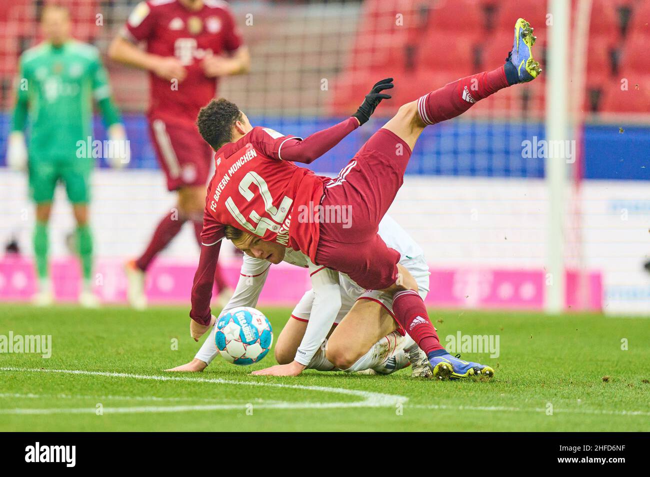 Luca KILIAN, 1.FCK 15 Wettkampf um den Ball, Tackling, Duell, Header, zweikampf, Aktion, Kampf gegen Jamal MUSIALA, FCB 42 im Spiel 1.FC KÖLN - FC BAYERN MÜNCHEN 0-4 1.Deutsche Fußballliga am 15. Januar 2022 in Köln, Deutschland Saison 2021/2022, Spieltag 19, 1.Bundesliga, 19.Spieltag, © Peter Schatz / Alamy Live News - die DFL-VORSCHRIFTEN VERBIETEN DIE VERWENDUNG VON FOTOS als BILDSEQUENZEN und/oder QUASI-VIDEO - Stockfoto