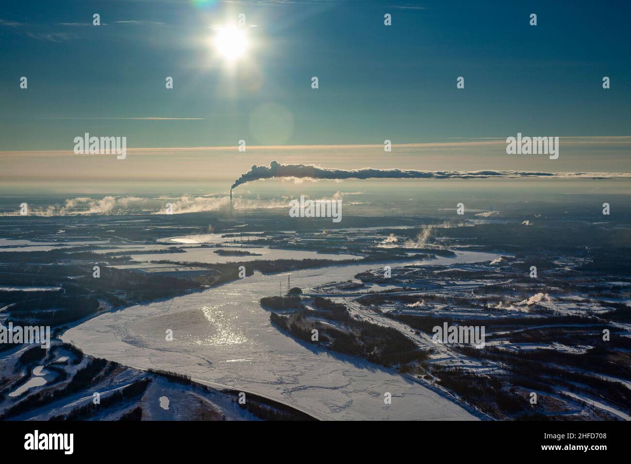 Luftbild der Rohre eines elektrischen Kraftwerks in Westsibirien. Luftaufnahme der Waldebene an frostigen Wintertagen Stockfoto