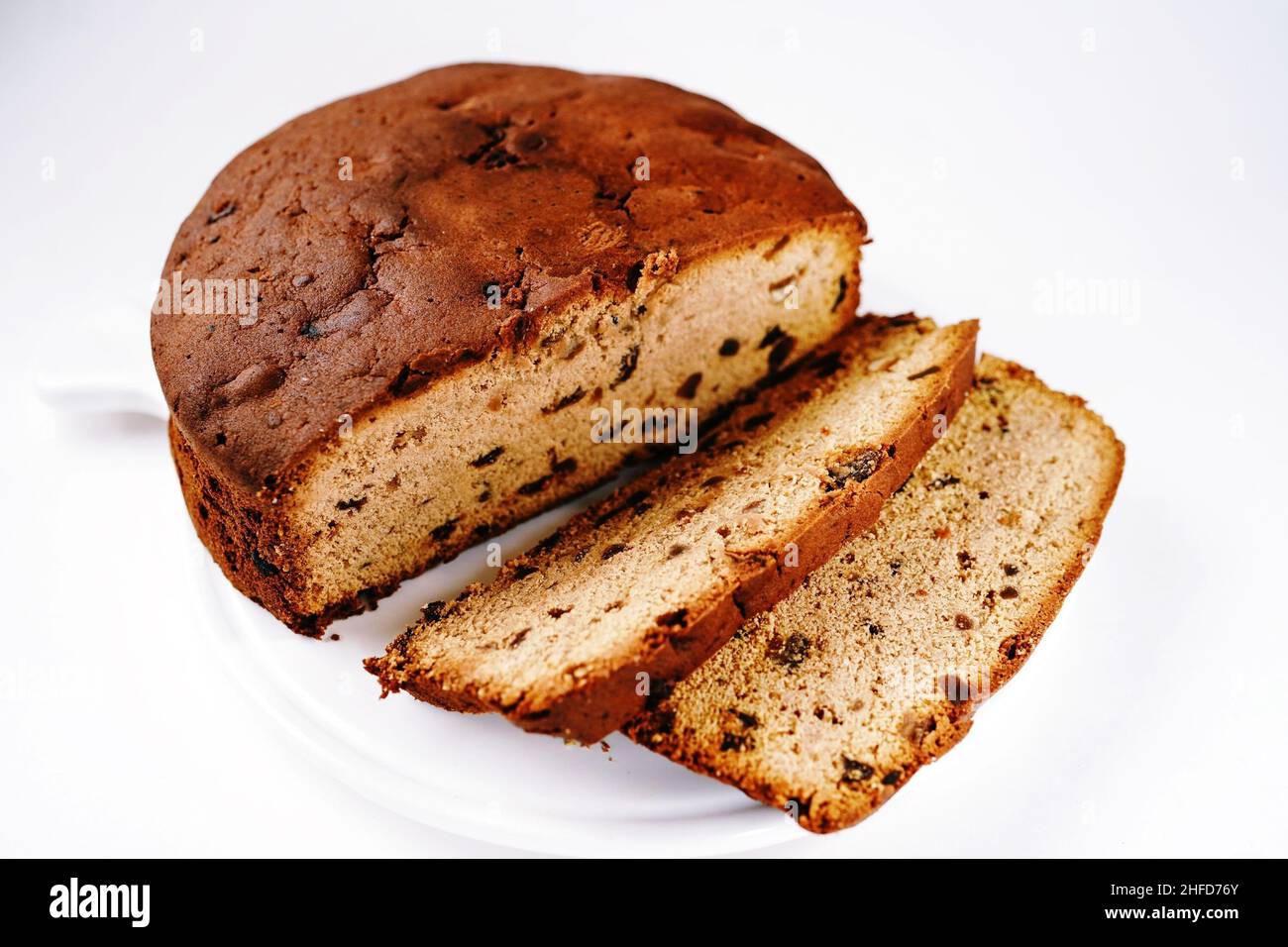 Kerala Weihnachtsfrucht oder Pflaumenkuchen auf weißem Hintergrund, selektiver Fokus Stockfoto