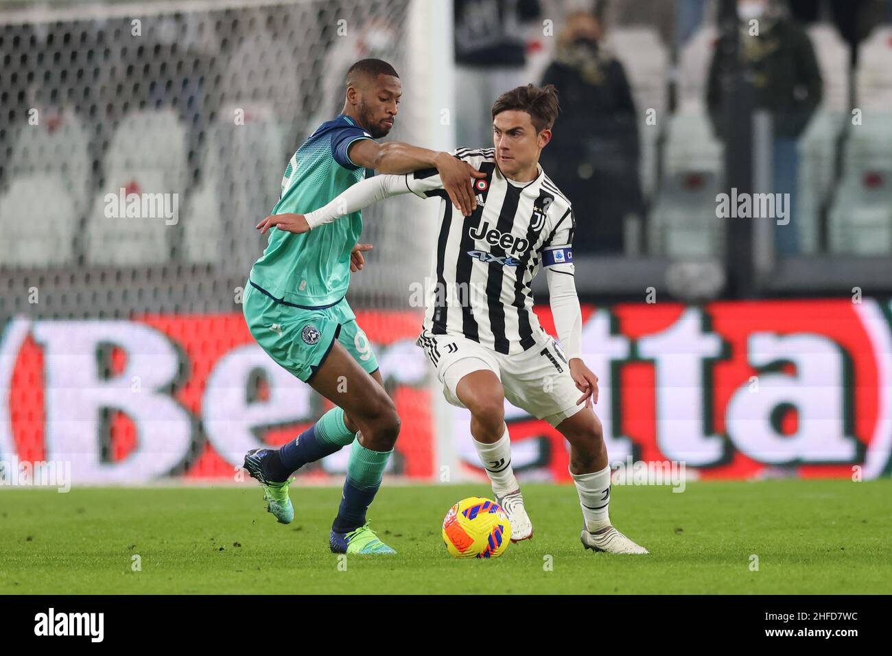 Turin, Italien, 15th. Januar 2022. Beto von Udinese Calcio tusles mit Paulo Dybala von Juventus während der Serie A Spiel im Allianz Stadium, Turin. Bildnachweis sollte lauten: Jonathan Moscrop / Sportimage Stockfoto