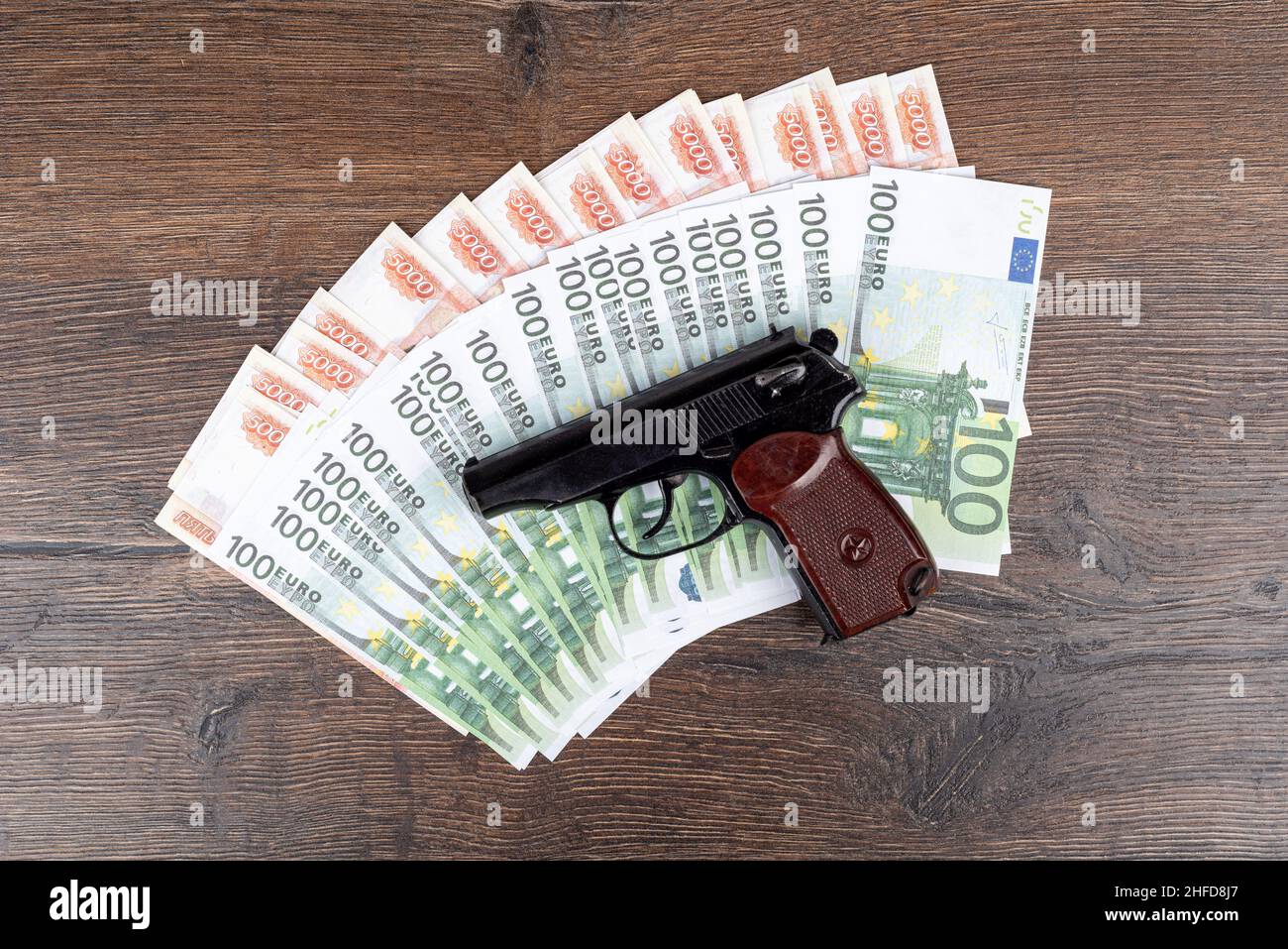Alte gebrauchte Makarov-System-Pistole auf Euro- und Rubel-Banknoten. Kriminalitätskonzept. Stockfoto