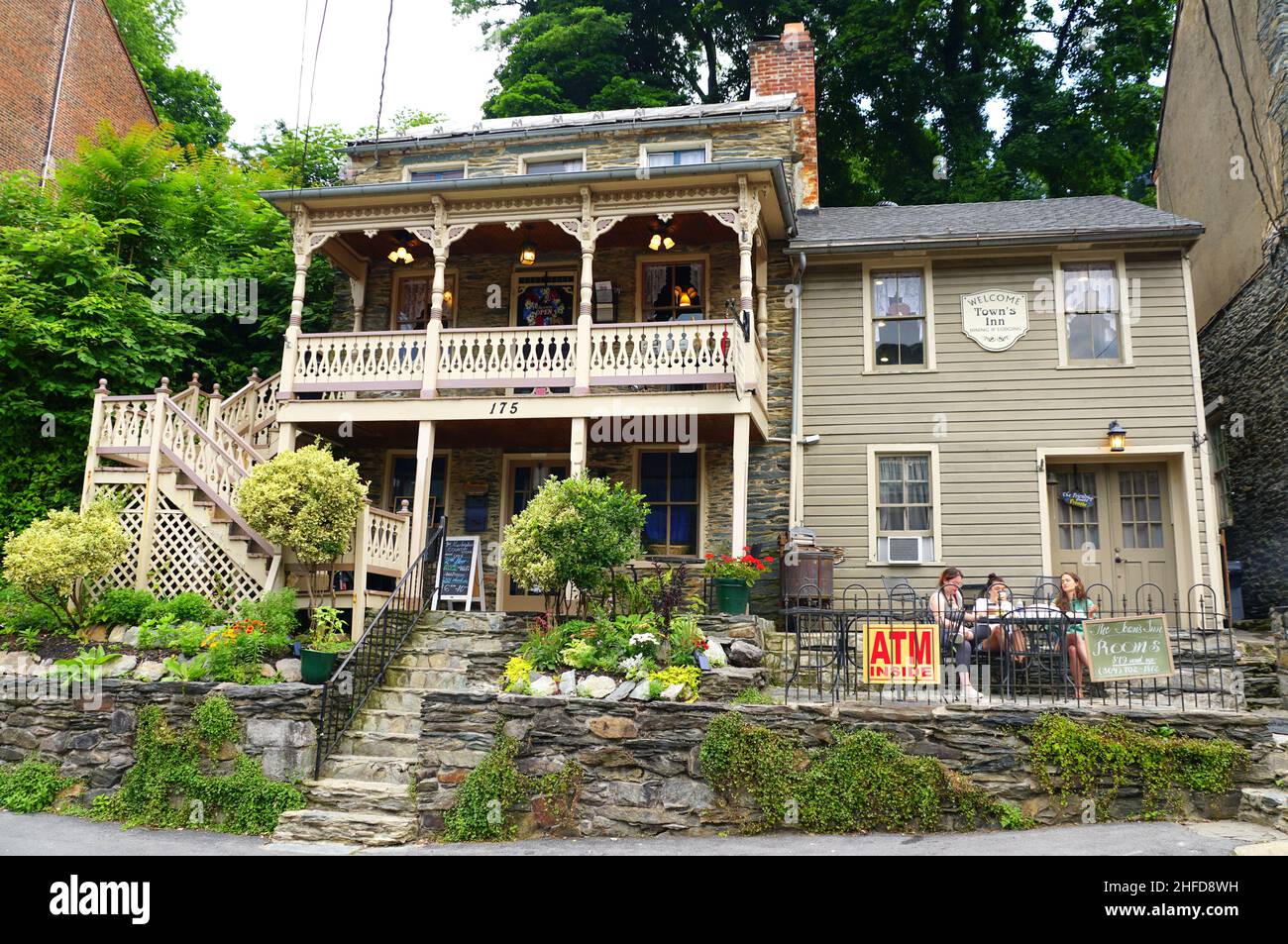 Harpers Ferry, West Virginia, U.S.A - 22. August 2021 - der Blick auf die Wohn-, Gastfamilien- und Geschäftsgebäude Stockfoto