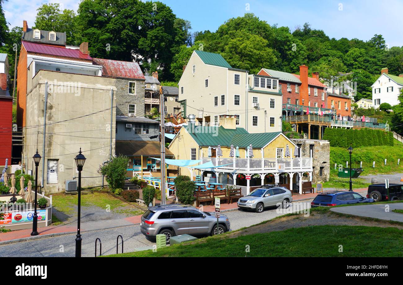 Harpers Ferry, West Virginia, USA - 22. August 2021 - der Blick auf die Wohn- und Geschäftsgebäude auf dem Hügel Stockfoto