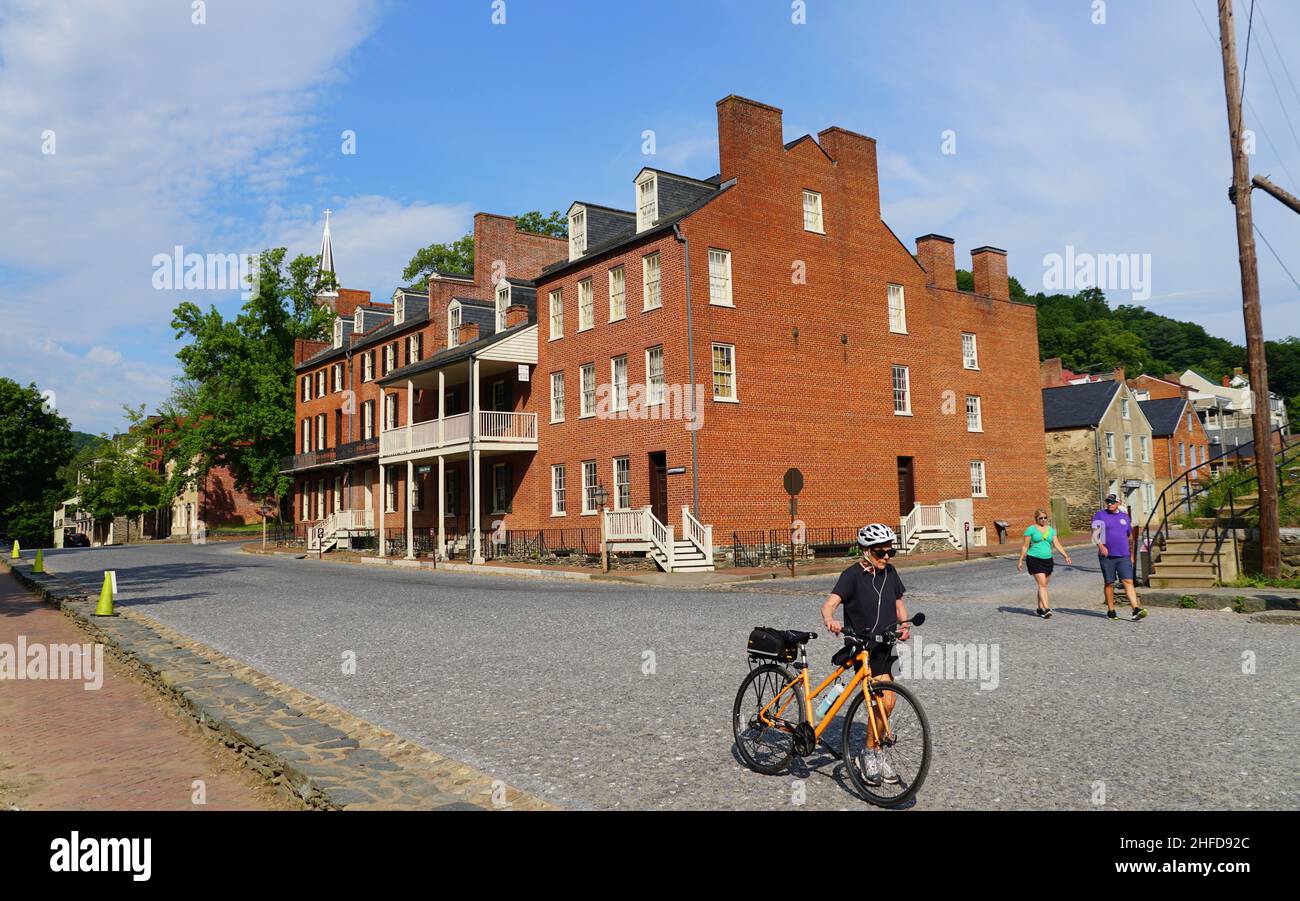 Harpers Ferry, West Virginia, USA - 22. August 2021 - Ein Radfahrer auf der Hauptstraße durch das Backsteingebäude in der Stadt Stockfoto