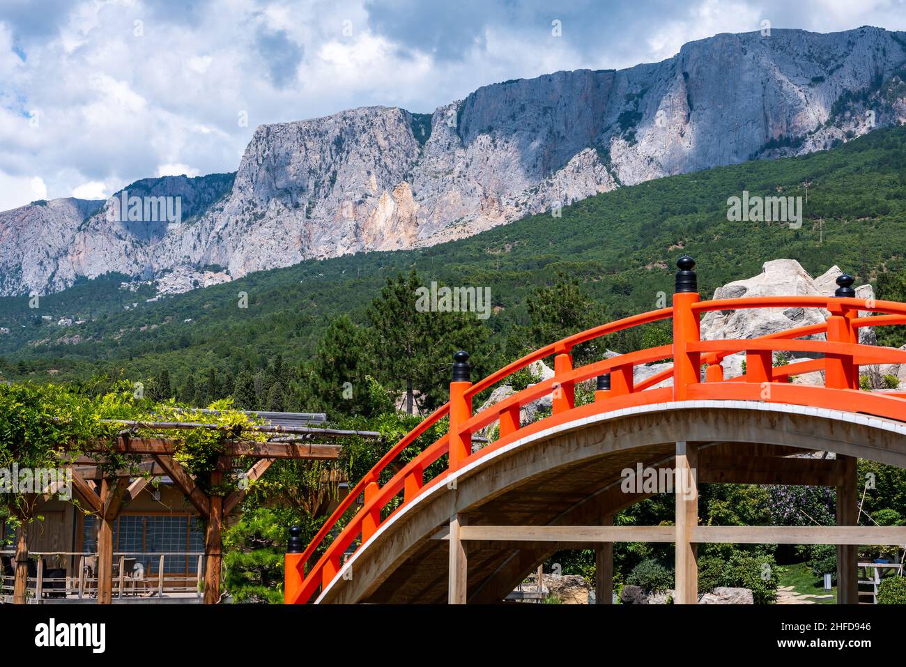 Erstaunlicher august auf der Halbinsel Krim: Japanischer Garten mit den Namen „sechs sences“: Rote japanische Brücke. Fantastische südliche coas der Halbinsel Krim. Stockfoto