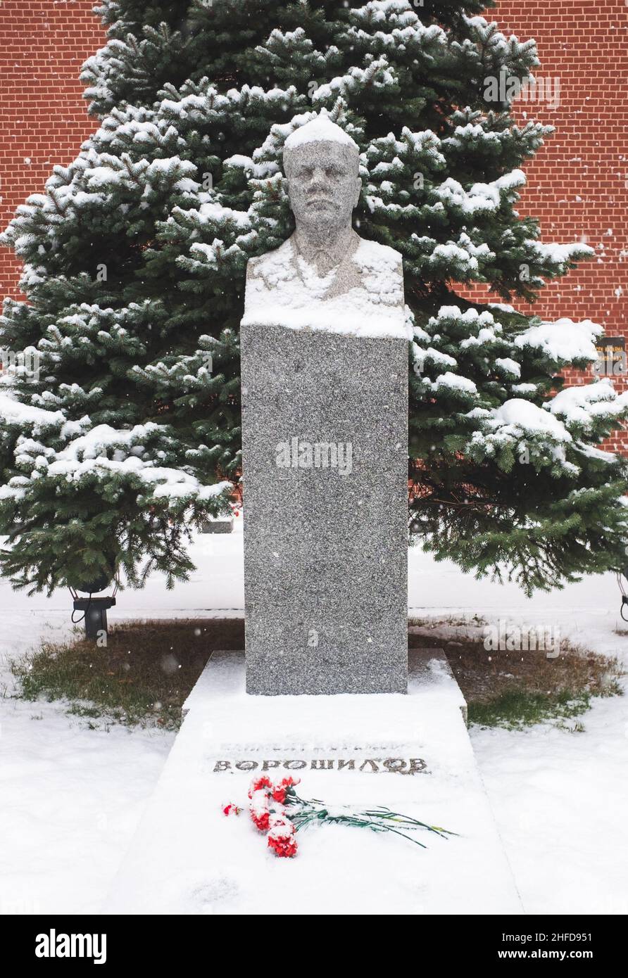 5. Dezember 2021, Moskau, Russland. Denkmal am Grab des Marschalls der Sowjetunion Kliment Woroschilow in der Nekropole in der Nähe der Kremlmauer auf R Stockfoto