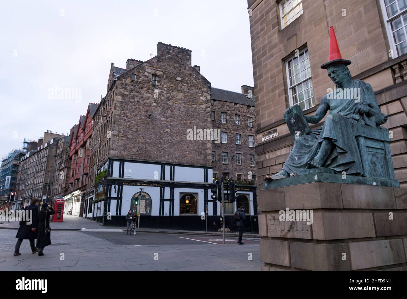 Die Statue des schottischen Philosophen David Hume auf der Royal Mile in Edinburgh, mit einem roten Verkehrskegel auf dem Kopf Stockfoto
