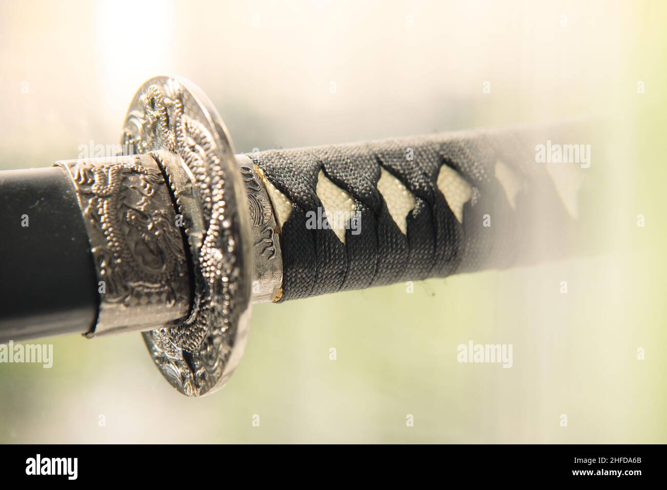 Japanisches Schwert Katana mit umschlossem Griff Nahaufnahme. Traditionelle kalte Stahlarme. Stockfoto