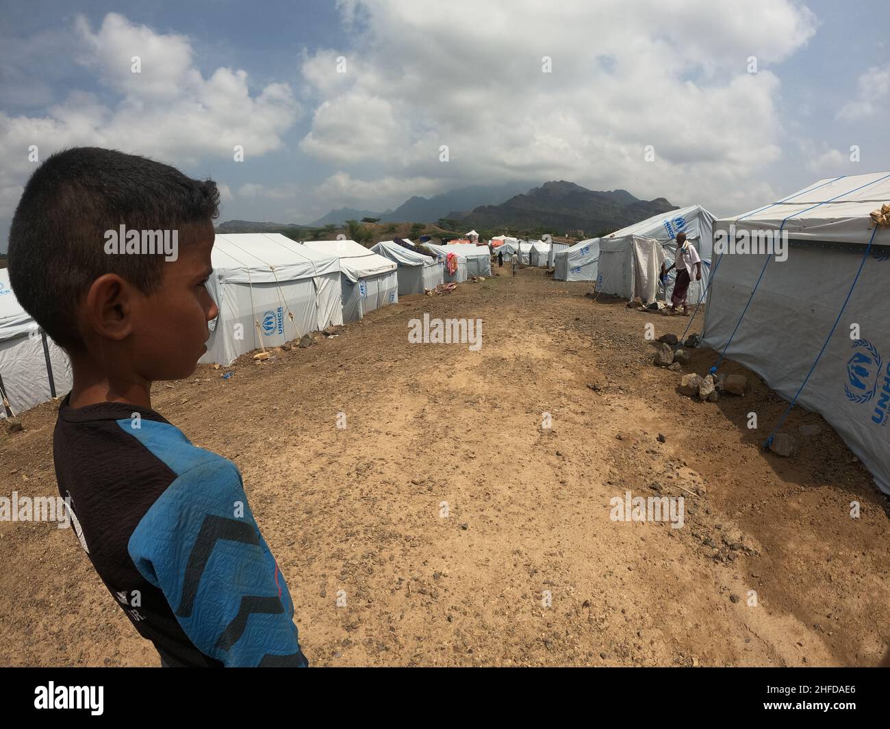 Taiz, Jemen - 08. Oktober 2021 : Ein trauriges Kind in einem Lager für Vertriebene aus dem Jemen-Krieg, Taiz Stockfoto