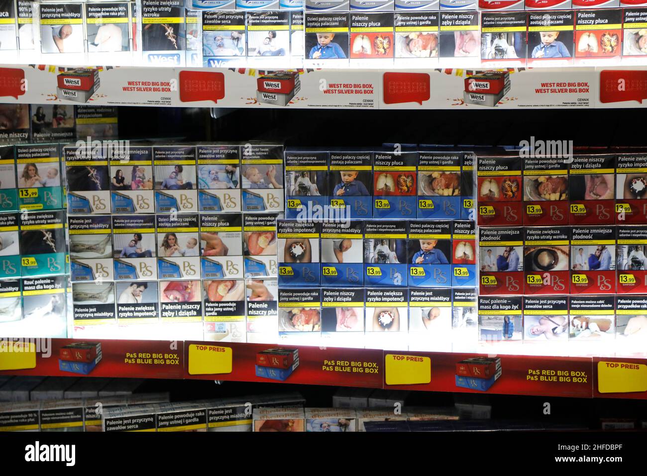 Zigaretten sind in Polen und Tschechien viel billiger. Aber in welcher  Menge mssen sie ber die Grenze gebracht werden? Obwohl beide Lnder  EU-Mitgli Stockfotografie - Alamy