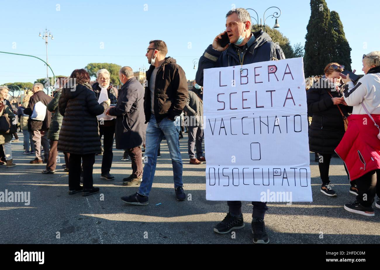 Am 15. Januar 2022 protestieren in Rom, Italien, rund 5000 Menschen gegen den obligatorischen Covid-19-Impfstoff. Nach den neuesten Regierungsvorschriften sind in Italien mindestens zwei Impfstoffdosen obligatorisch, um das „Green Pass“-Zertifikat zu erhalten; der Green Pass ist unerlässlich, um in Bussen, Zügen, Cafés, Restaurants, Fitness-Studios, Kinos. Darüber hinaus müssen alle Menschen über 50 Jahre einen obligatorischen Impfstoff erhalten. Demonstranten aus ganz Italien fordern die Regierung auf, sich impfen zu lassen oder nicht und den Grünen Pass abzuschaffen. Einige wurden von der Polizei daran gehindert, das italienische Regierungsgebäude zu erreichen (Foto: Elisa G Stockfoto