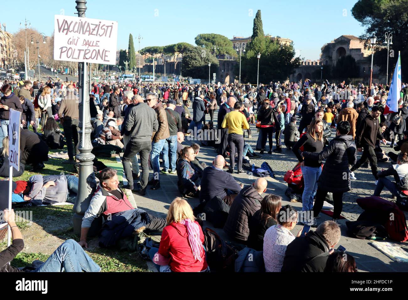 Am 15. Januar 2022 protestieren in Rom, Italien, rund 5000 Menschen gegen den obligatorischen Covid-19-Impfstoff. Nach den neuesten Regierungsvorschriften sind in Italien mindestens zwei Impfstoffdosen obligatorisch, um das „Green Pass“-Zertifikat zu erhalten; der Green Pass ist unerlässlich, um in Bussen, Zügen, Cafés, Restaurants, Fitness-Studios, Kinos. Darüber hinaus müssen alle Menschen über 50 Jahre einen obligatorischen Impfstoff erhalten. Demonstranten aus ganz Italien fordern die Regierung auf, sich impfen zu lassen oder nicht und den Grünen Pass abzuschaffen. Einige wurden von der Polizei daran gehindert, das italienische Regierungsgebäude zu erreichen (Foto: Elisa G Stockfoto