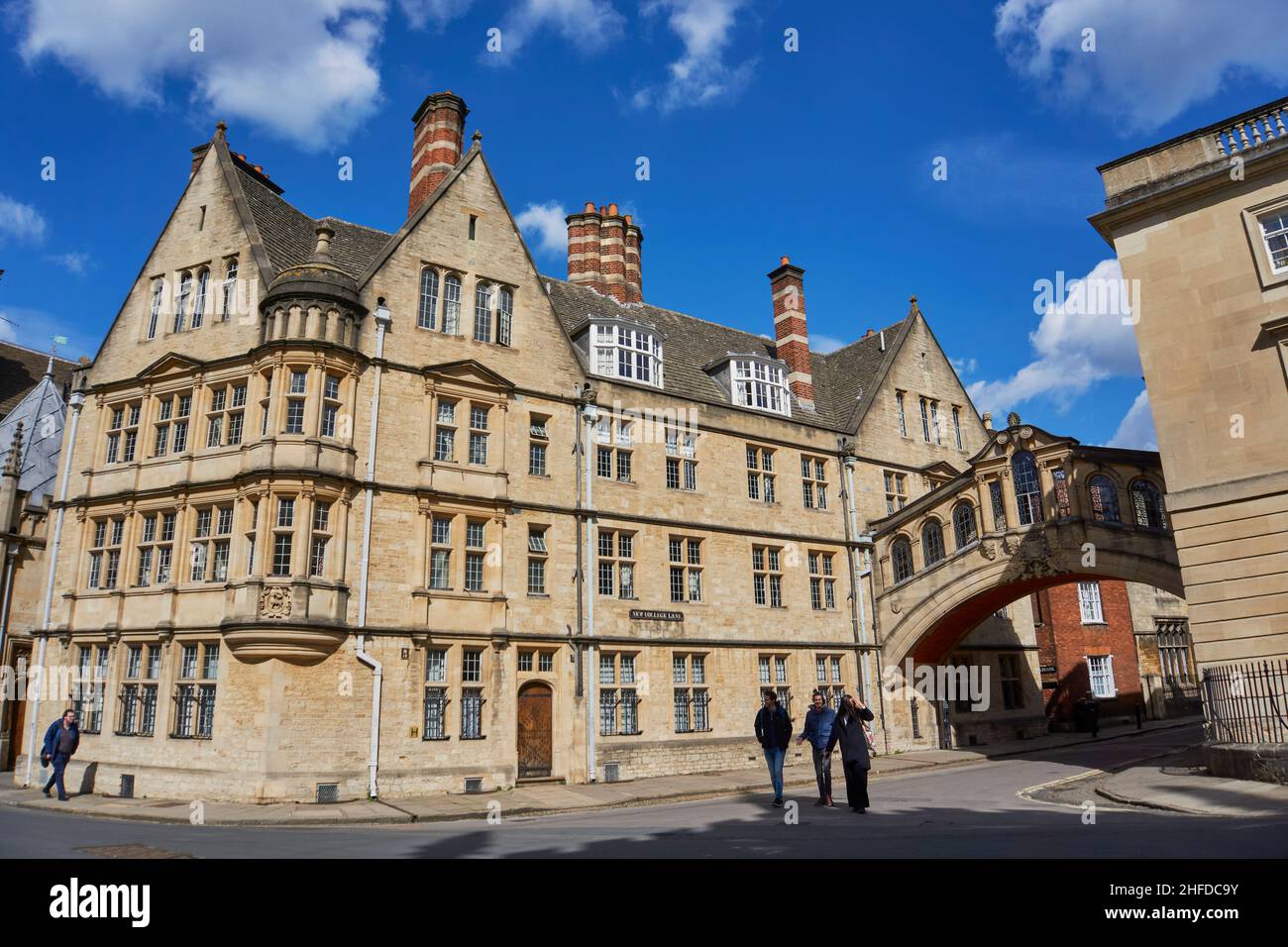 Hertford Bridge, oder Bridge of Seufzer, ein Skyway zwischen zwei Gebäuden des Hertford College der Oxford University, Oxford, England. Das Hotel liegt im New Coll Stockfoto