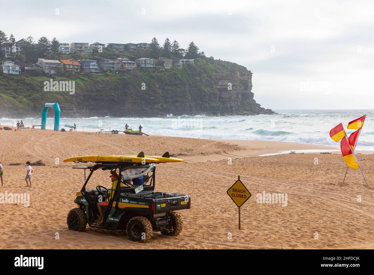 Bilgola Beach, Sydney. Die Strände an der Ostküste Australiens wurden aufgrund von Tsunami-Warnungen des Joint Australian Tsunami Warning Center nach dem Vulkanausbruch im Pazifik geschlossen. Aufgrund dieser Warnung wurden die offenen Schwimmrennen von Bilgola Beach Blackmores abgesagt. Quelle: martin Berry/Alamy Live News Stockfoto