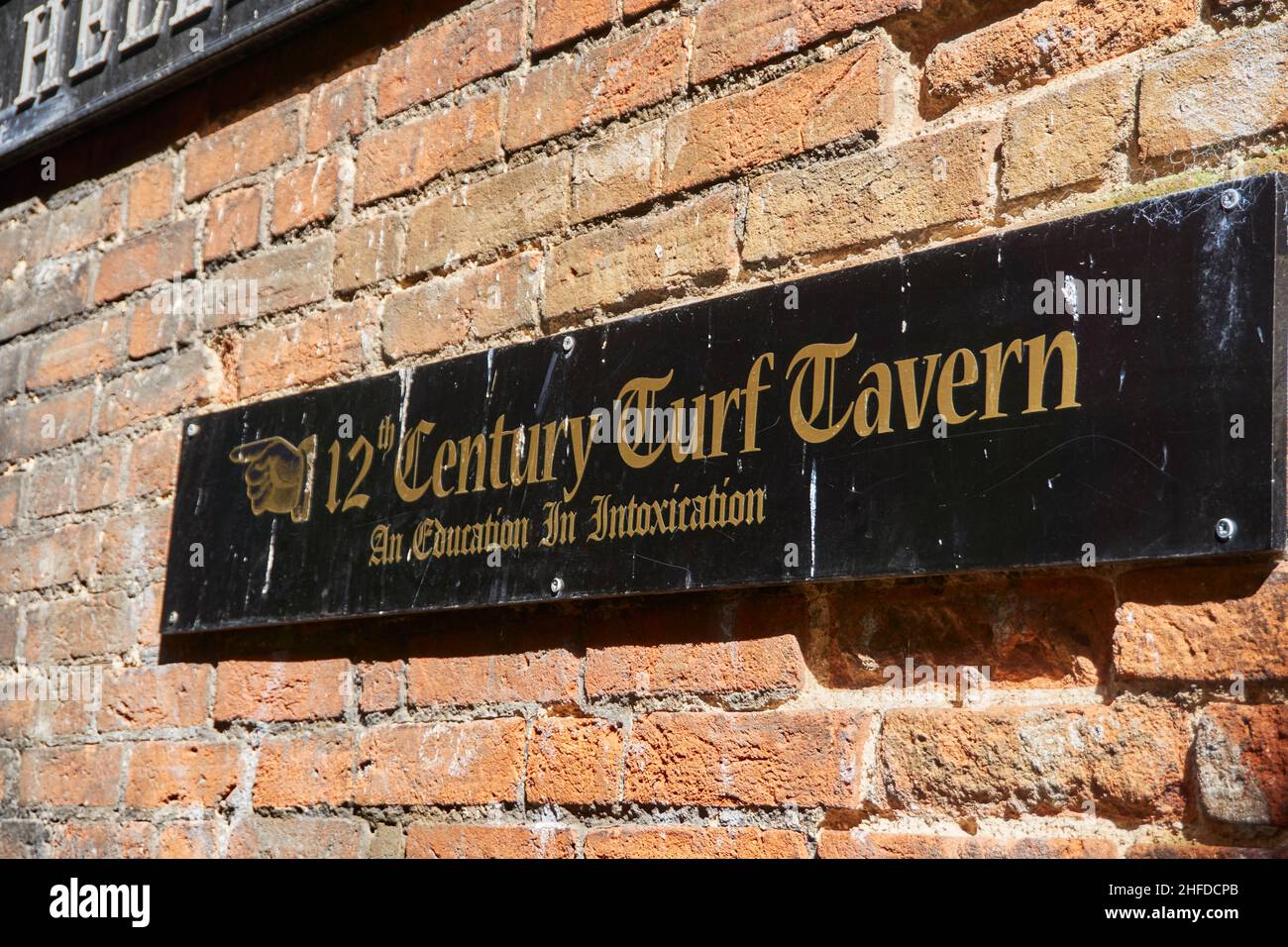 OXFORD, Großbritannien - 13. April 2021. Oxford Pub '12th Century Curf Cavern' Schild auf der Straße. Stockfoto