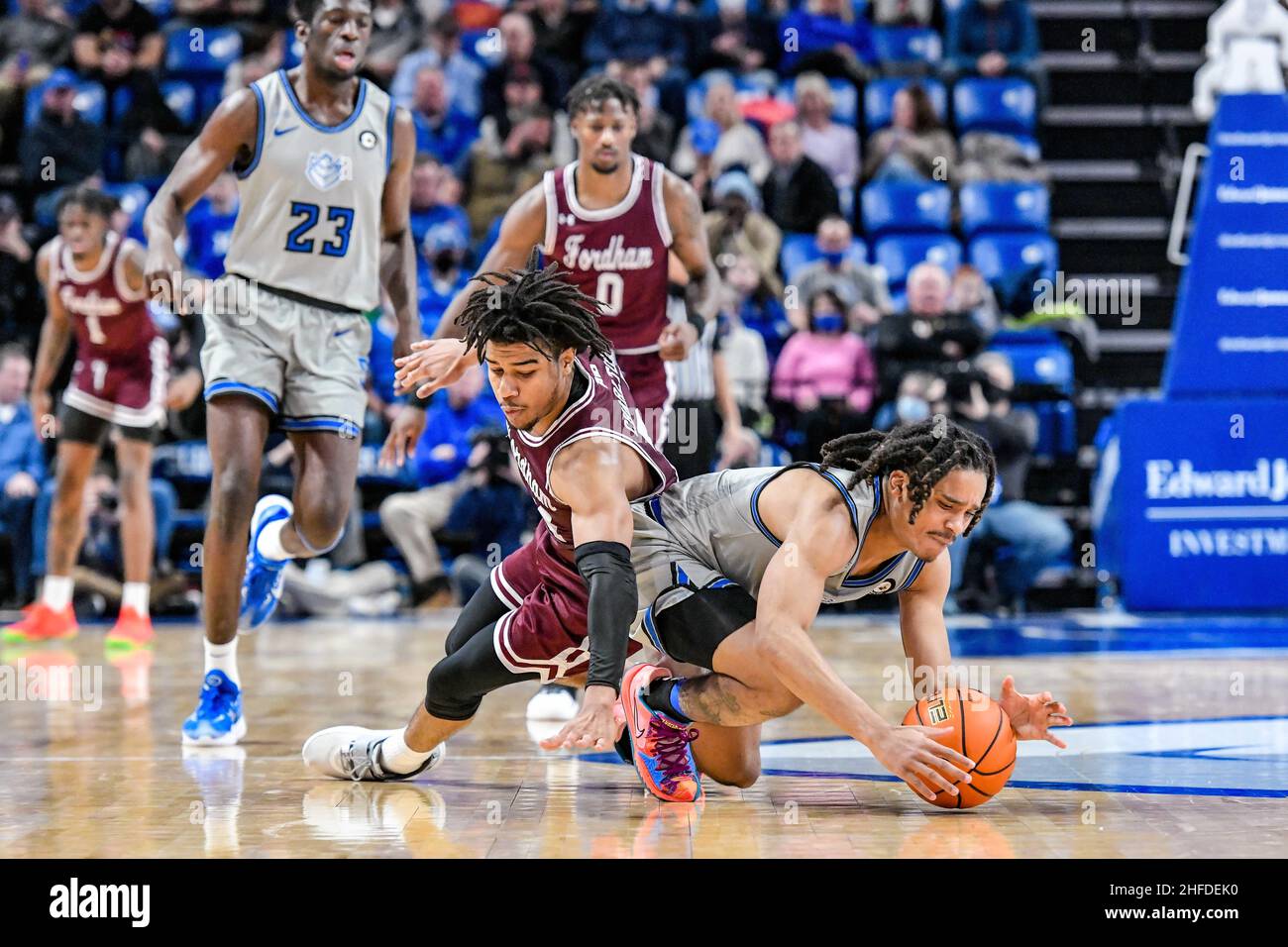 15. Januar 2022: Der Wächter von Saint Louis Billikens, Yuri Collins (1), taucht ab und holt den Ball in einem Konferenzspiel Der A-10, bei dem die Fordham Rams die St. Louis Billikens besuchten. Veranstaltet in der Chaifetz Arena in St. Louis, MO Richard Ulreich/CSM Stockfoto