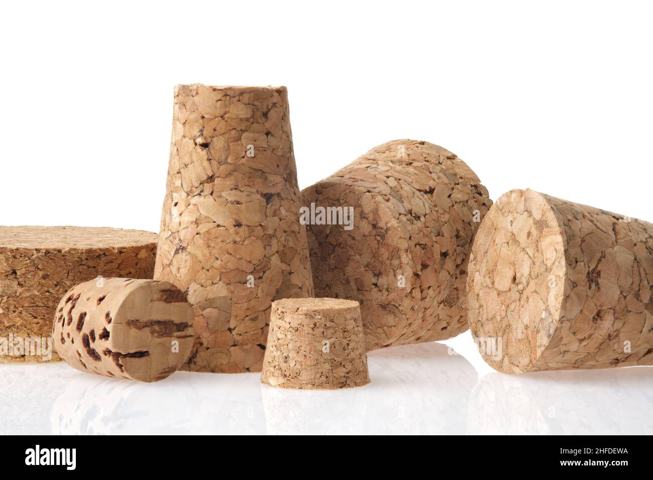 Nahaufnahme aus natürlichem Weinkorken. Mehrere natürliche Weinkorken auf weißem Hintergrund. Stockfoto