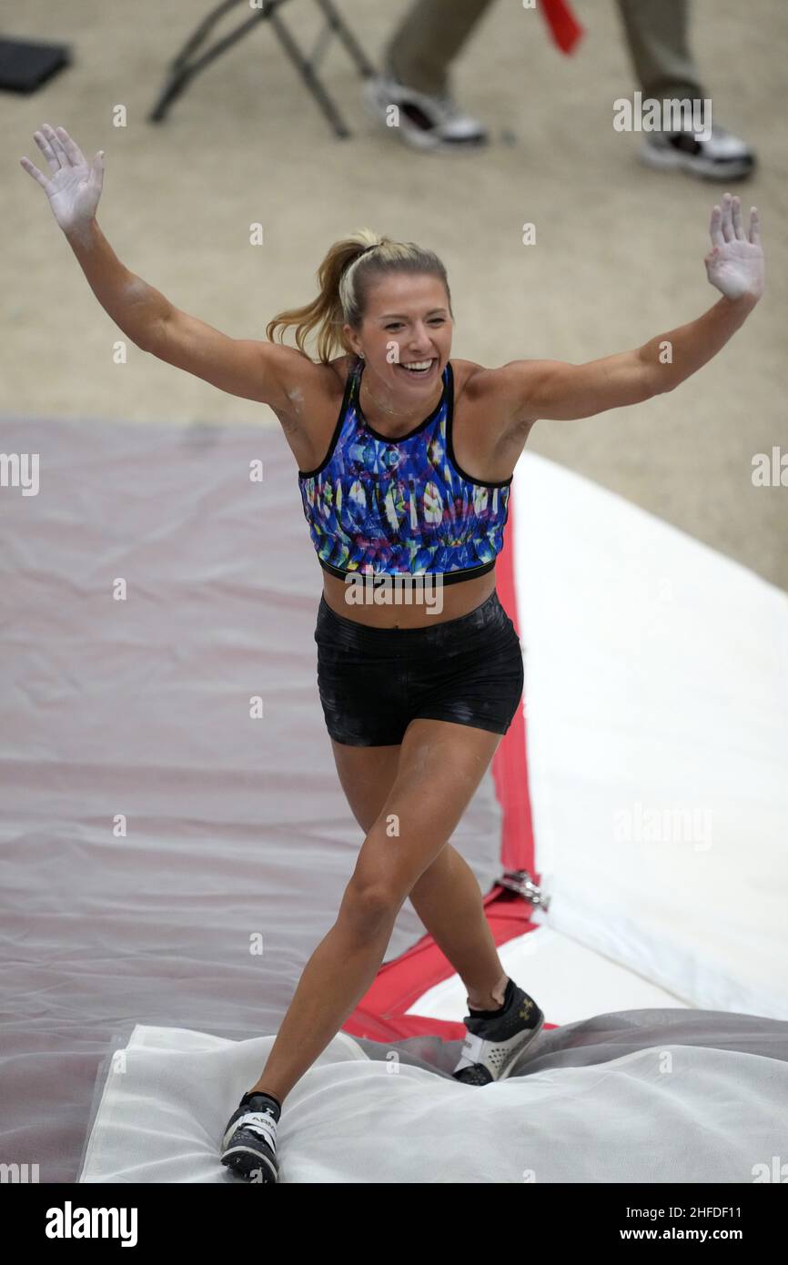Marissa Kalsey feiert nach 13-11 1/2 (4,25 m) den siebten Platz im Elite-Frauenwettbewerb während des UCS Spirit National Pole Vault Stockfoto