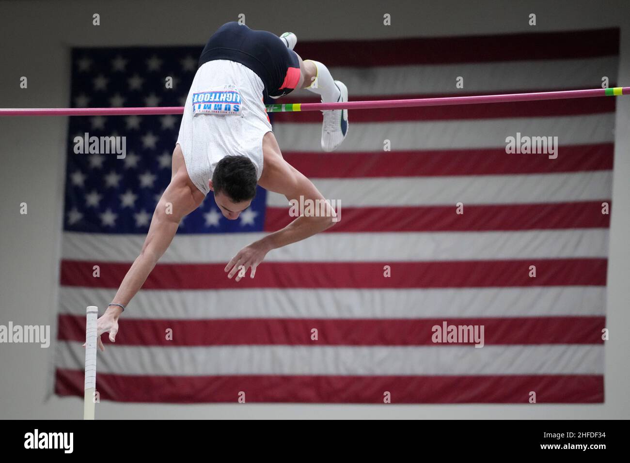 KC Lightfoot gewinnt beim UCS Spirit National Pole Vault Summit bei den Reno-Sparks Livestock Events den Elite-Männerwettbewerb mit 19-4 3/4 (5,91m) Stockfoto