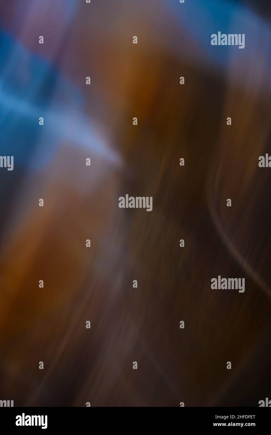 Abstraktes Bild nützlich als Hintergrund, der aus einer absichtlichen Kamerabewegung entsteht Stockfoto