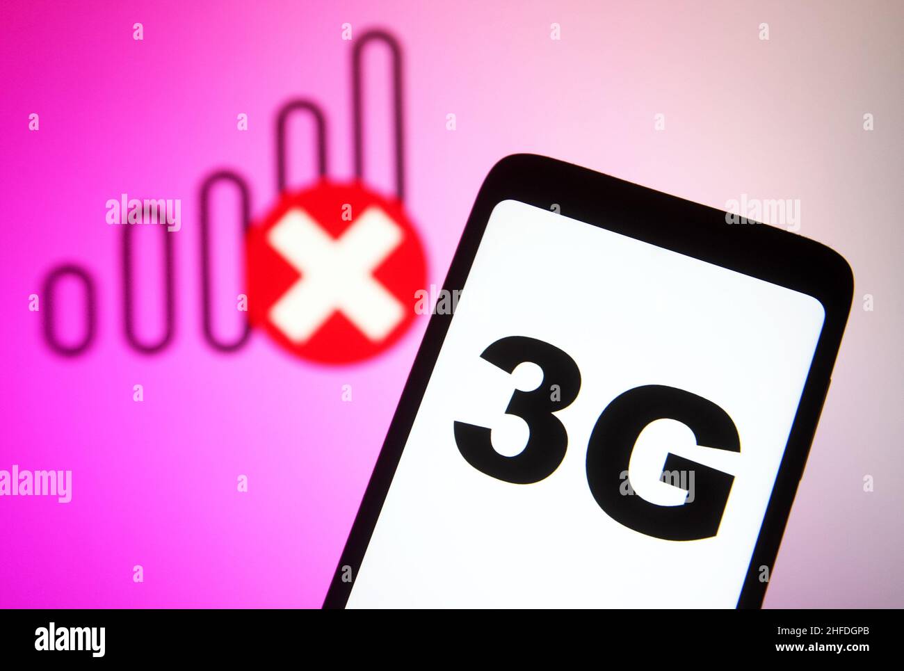 Ukraine. 15th Januar 2022. In dieser Abbildung ist ein 3G-Zeichen auf einem Smartphone-Bildschirm zu sehen und im Hintergrund ist kein Signalsymbol zu sehen. (Foto von Pavlo Gonchar/SOPA Images/Sipa USA) Quelle: SIPA USA/Alamy Live News Stockfoto