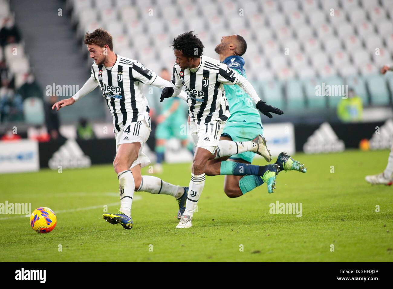 Turin, Italien. 15th Januar 2022. Daniele Rugani (FC Juventus) mit Juan Cuadrado (FC Juventus) und Beto von Udinese Calcio während des Fußballspiels der italienischen Serie A zwischen dem FC Juventus und Udinese Calcio am 15. Januar 2022 im Allianz-Stadion in Turin, Italien Credit: Independent Photo Agency/Alamy Live News Stockfoto