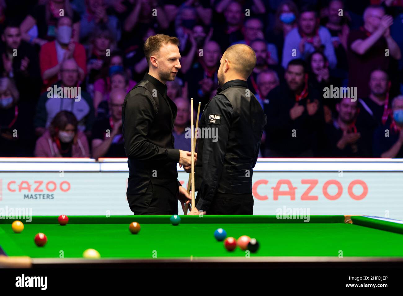 LONDON, GROSSBRITANNIEN. 15th Januar 2022. Judd Trump gratuliert Barry Hawkins zum Abschluss des Finales während des Cazoo Masters 2022 im Alexandra Palace am Samstag, dem 15. Januar 2022 in LONDON, ENGLAND. Kredit: Taka G Wu/Alamy Live Nachrichten Stockfoto