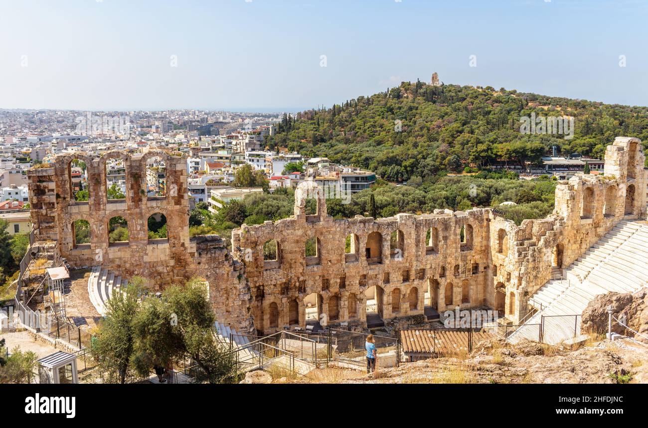 Panorama von Odeon von Herodes Atticus, Athen, Griechenland. Blick auf das antike griechische Denkmal von der Akropolis. Das Steintheater ist eine berühmte Touristenattraktion von Ath Stockfoto