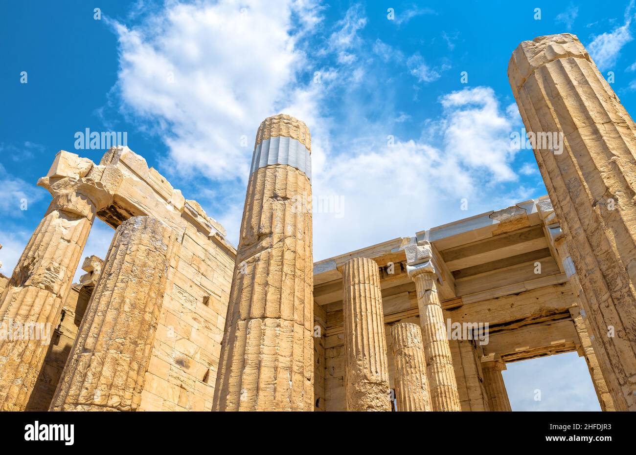 Propylaea auf der Akropolis, Athen, Griechenland. Der alte Eingang zur berühmten Akropolis ist das Wahrzeichen Athens. Ruinen des antiken griechischen Gebäudes auf Himmel Hintergrund in Einem Stockfoto