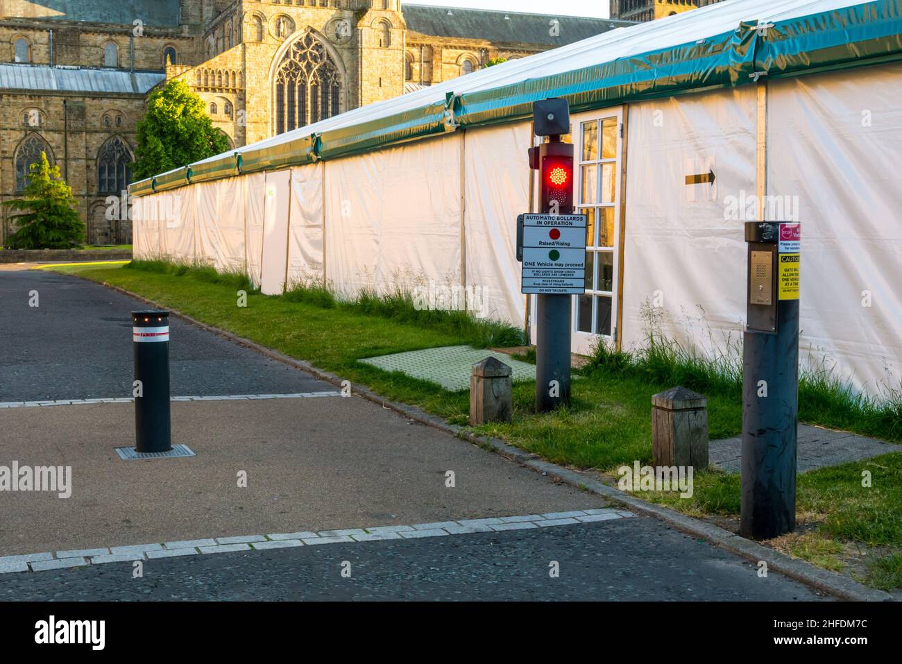 Ladezone der Durham Peninsula ANPR Bollard System am Market Square, Durham, County Durham. Das System zeichnet Fahrzeugzulassungen auf, um Zahler aufzuzeichnen Stockfoto