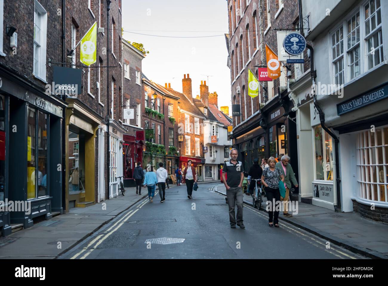 Blick entlang des Low Petergate in York Stockfoto