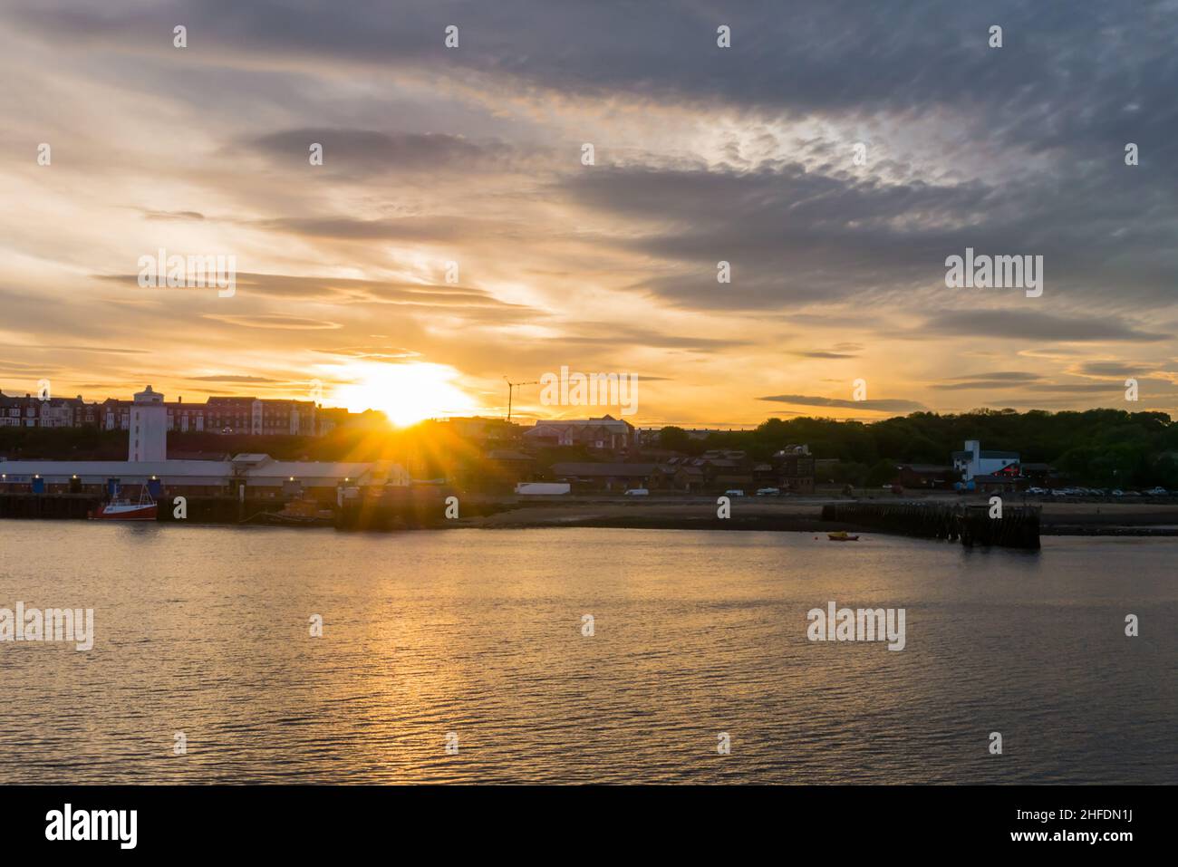 Goldener Sonnenuntergang am Fluss Tyne Stockfoto
